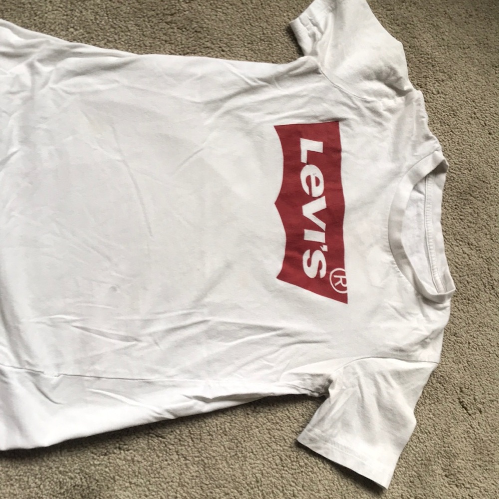 White and red Levi’s cotton top